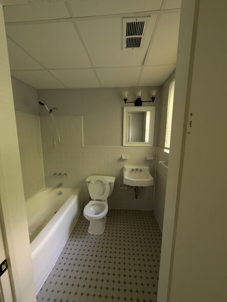 Building Photo - 2209 Morehead Ave
