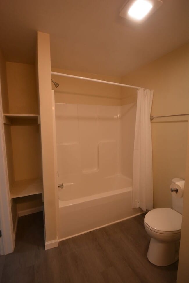 Building Photo - Updated and Charming 3 Bedroom 1.5 Bathroo...
