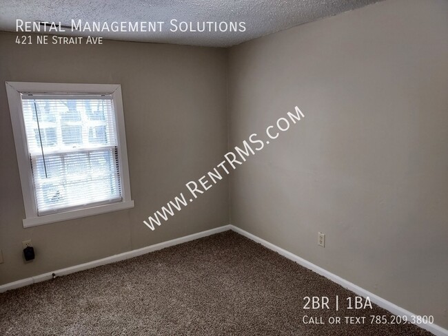 Building Photo - 421 NE Strait Ave