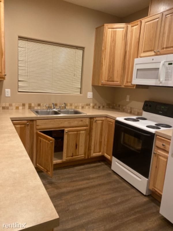 Building Photo - 2 br, 2 bath Townhome - 953 NW Circle Blvd
