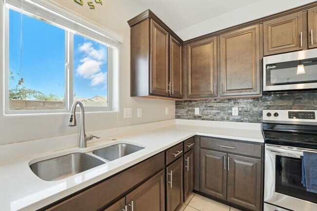 Building Photo - Welcome to this stunning 3-bedroom, 2-bath...