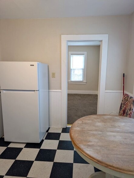 Building Photo - 553 Penora St