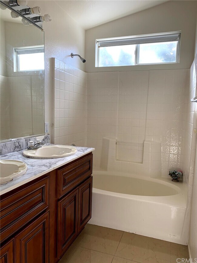 Building Photo - 578 Pointe Vista Ct