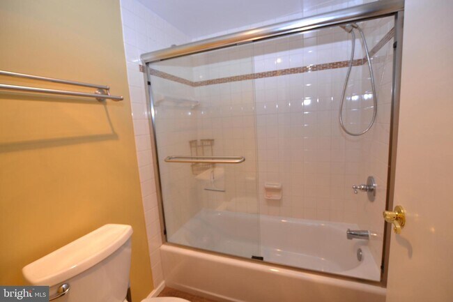 Building Photo - 15101 Interlachen Dr