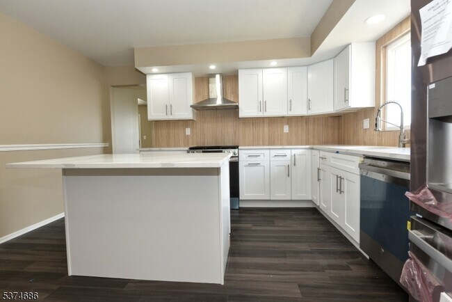 Building Photo - 633 5th St
