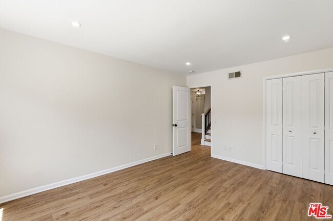 Building Photo - 13025 Moorpark St
