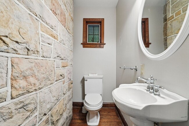 Building Photo - Charming 5 Bedroom, 3.5 Bathroom Home in M...
