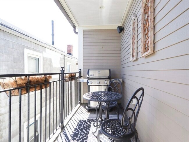 Building Photo - 525 E 7th St