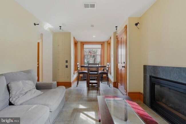 Building Photo - 1002 N St NW