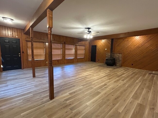 Building Photo - 910 Moore Ave