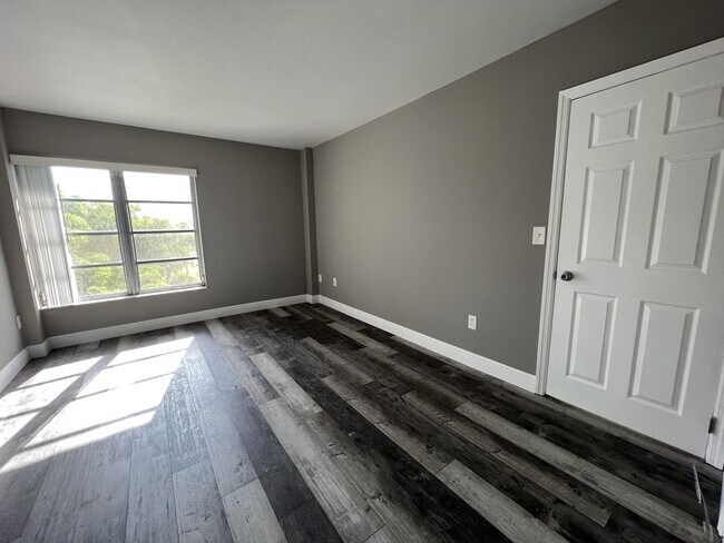 Building Photo - 4158 Inverrary Dr