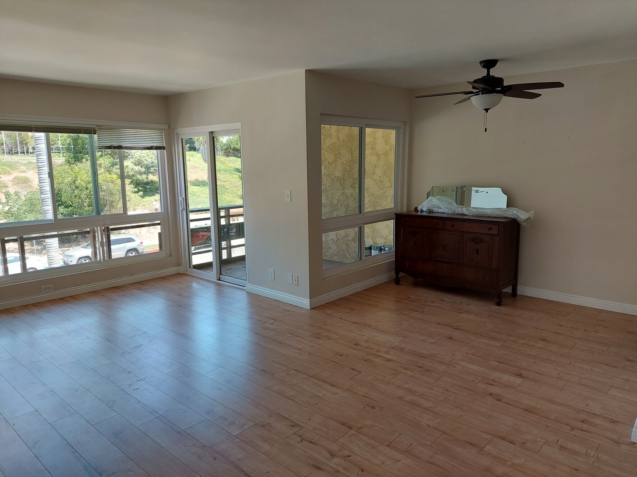 Living room, balcony - 5600 Kensington Way
