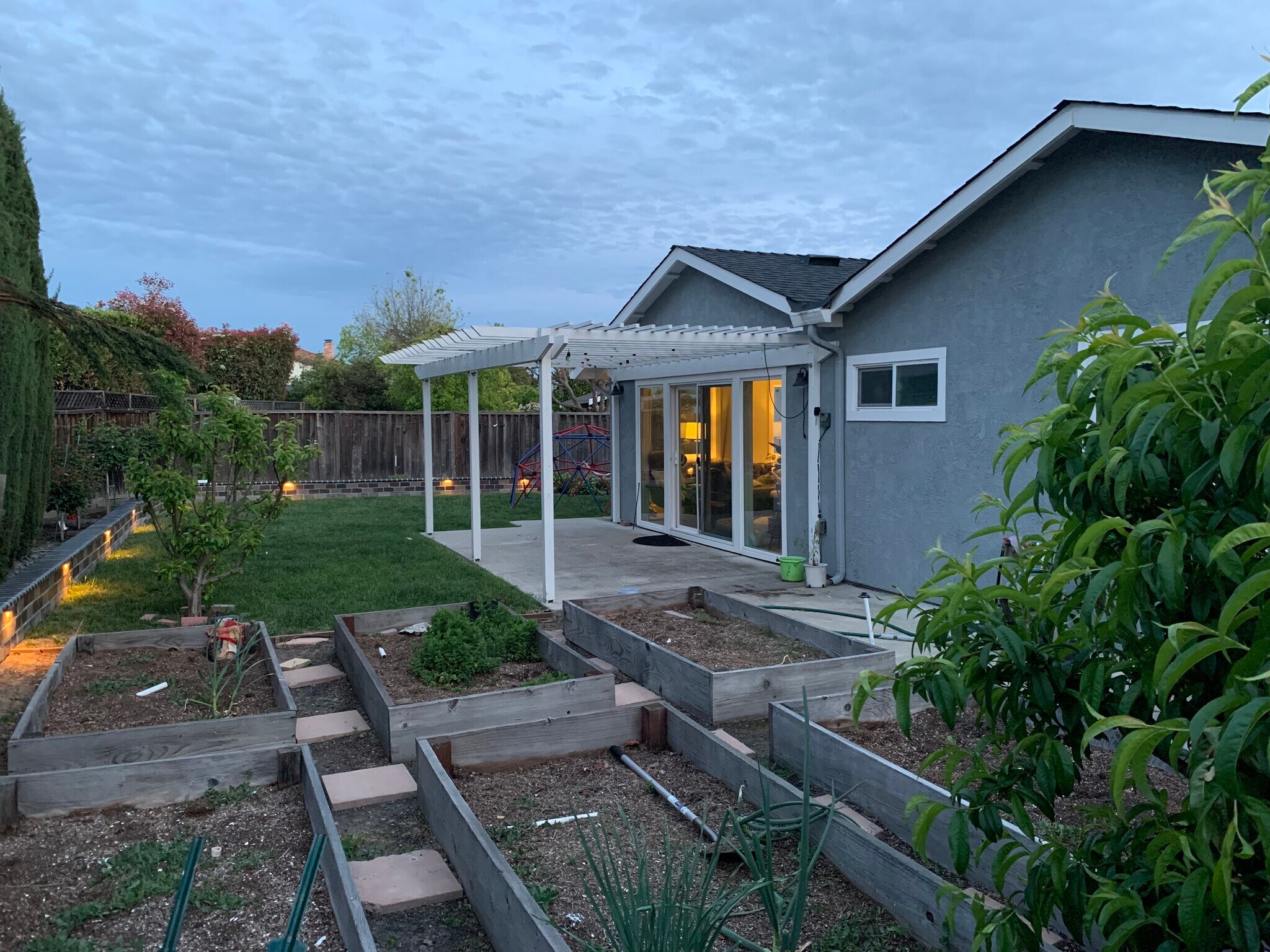 Building Photo - 10086 La Paz Ave