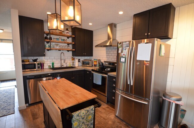 Primary Photo - Updated Unit! Great Views! Year lease!
