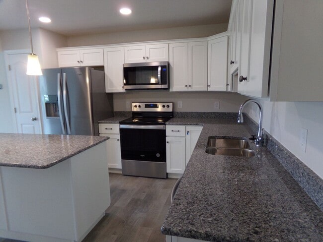 Building Photo - 3 bedroom, 2.5 Bathroom Townhouse in Gray's Pointe Neighborhood