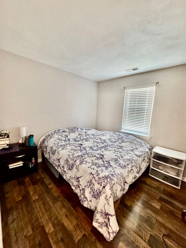 Building Photo - 3 bed/2 bath home on large corner lot