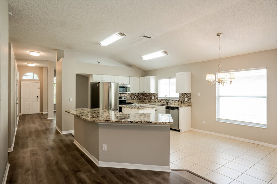 Building Photo - 10270 Oasis Palm Dr