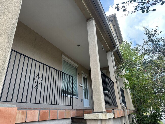 Building Photo - 2 BED | 2 BATH | GATED BACKYARD | THOMAS S...