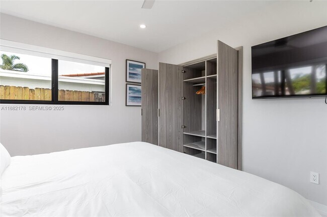 Building Photo - 21230 NE 25th Ct