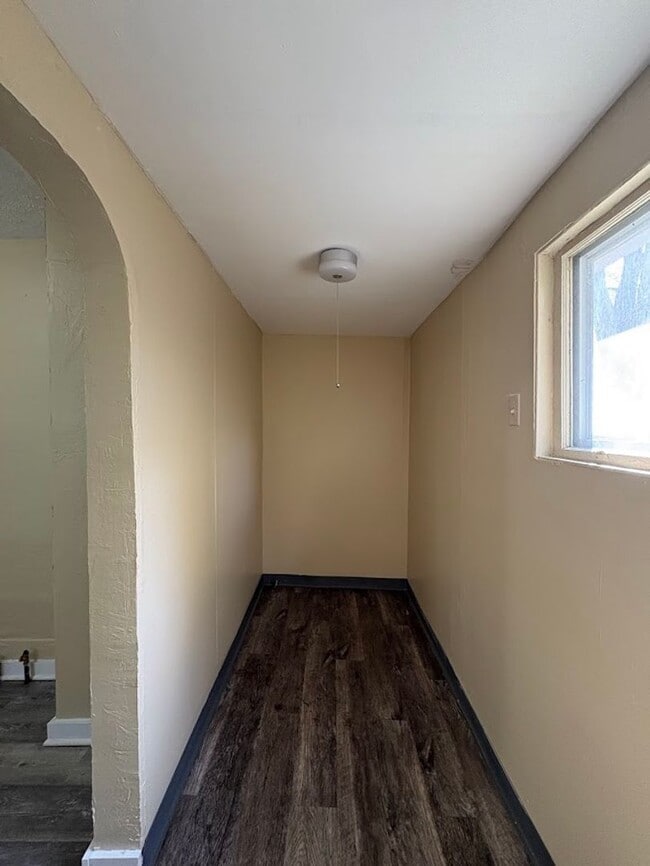 Building Photo - Three bedroom one bathroom home for rent