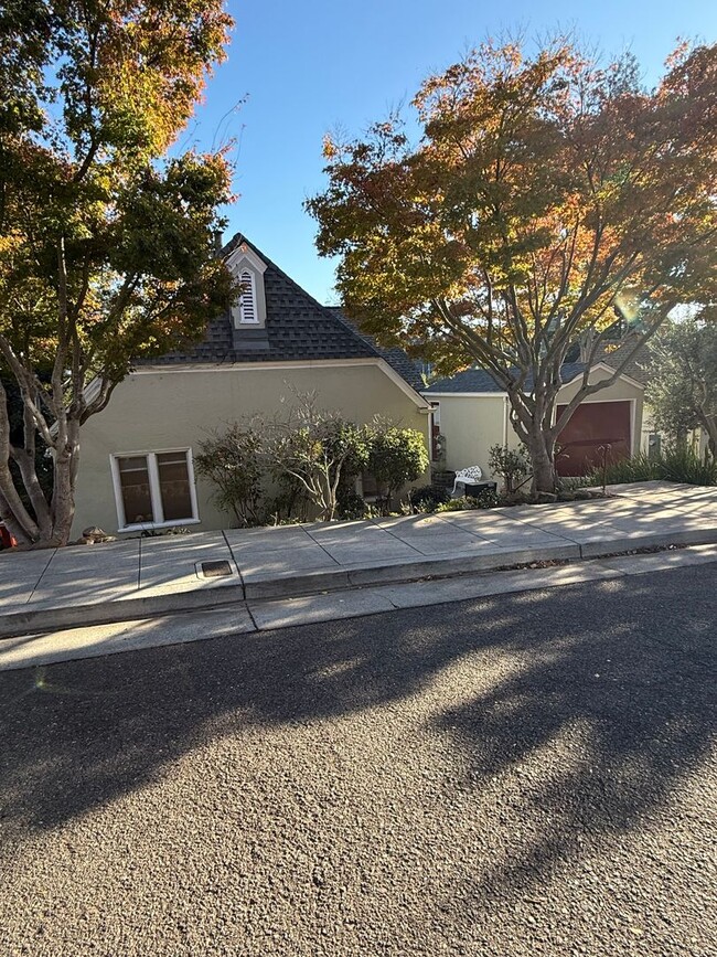 Building Photo - Great 2 Bedroom Rental Home in Crocker Highland District