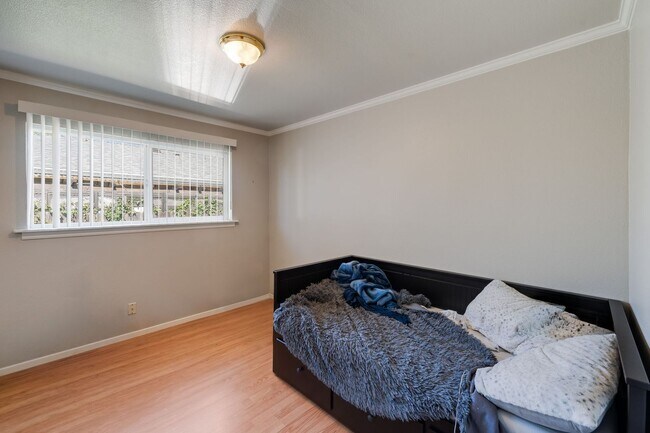 Building Photo - Charming 2 Bedroom Duplex with Private Backyard & Garage!