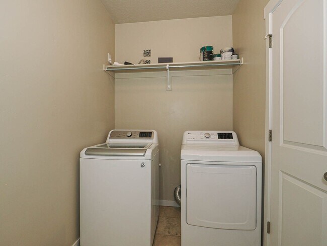 Building Photo - 3 Bedroom, 2 Bathroom Condo