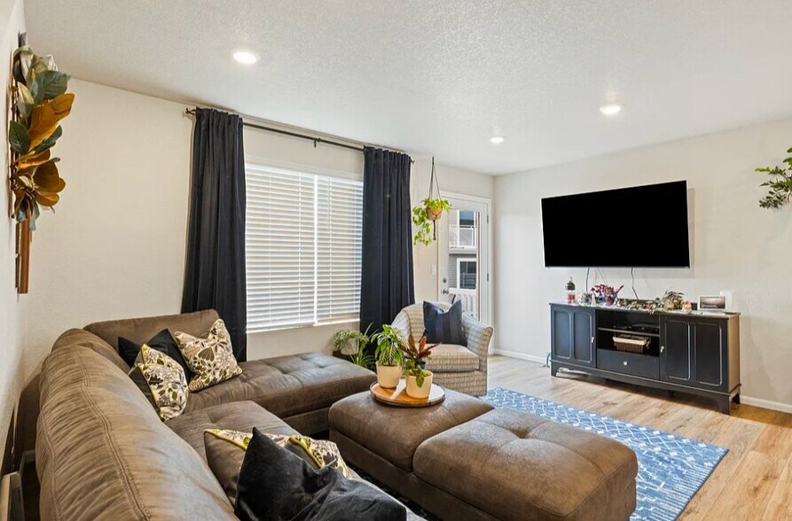 Building Photo - 9440 Oro City Loop