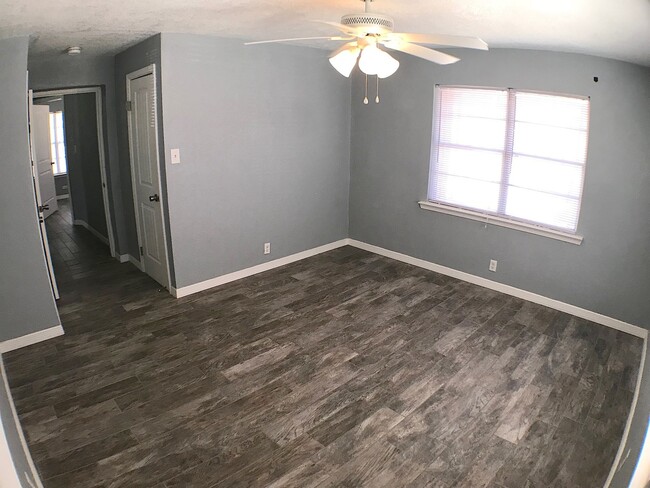 Building Photo - West El Paso 2 bed Refrig A/C duplex