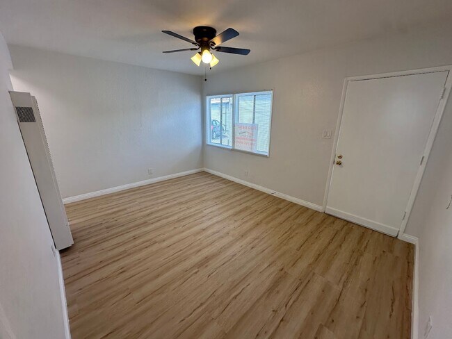 Building Photo - Fully Remodeled Ground-Level Studio Apartment with Modern Finishes