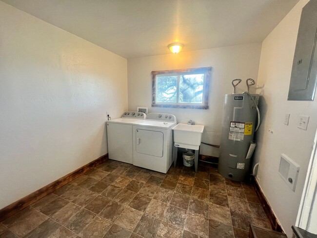 Building Photo - Charming 3 Bedroom 2 Bathroom Country Home...