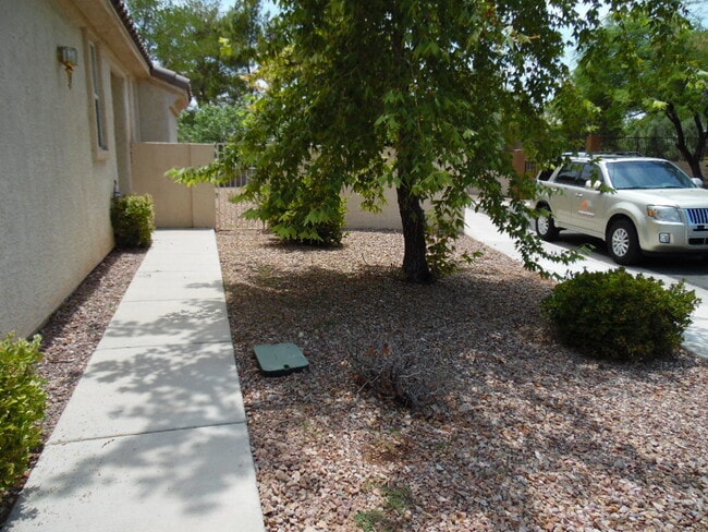 Building Photo - Single Story, 3 bedroom in Peccole Ranch!