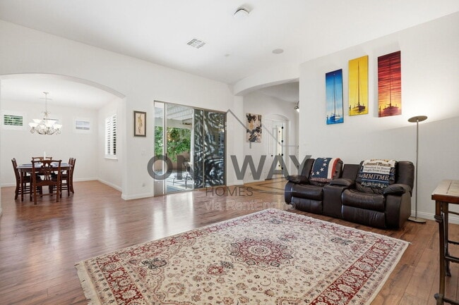 Building Photo - 587 E Benrich Dr