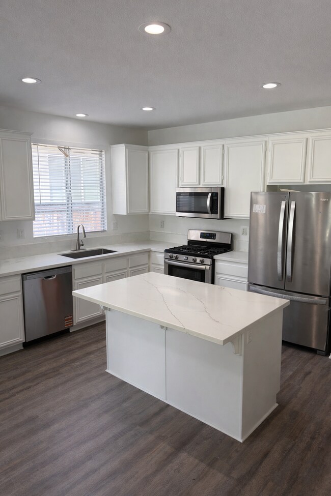 Building Photo - Beautiful Renovated Home Ready for move in!