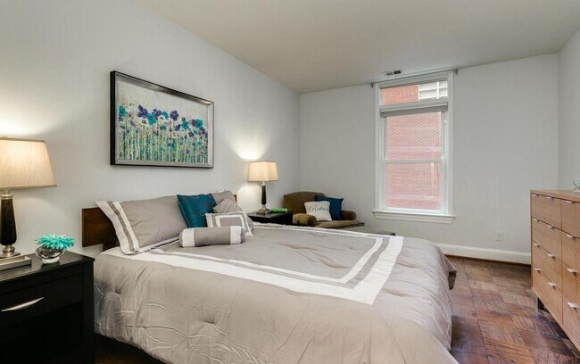 Building Photo - Spacious and sunlit  1BR/1BA condo located...