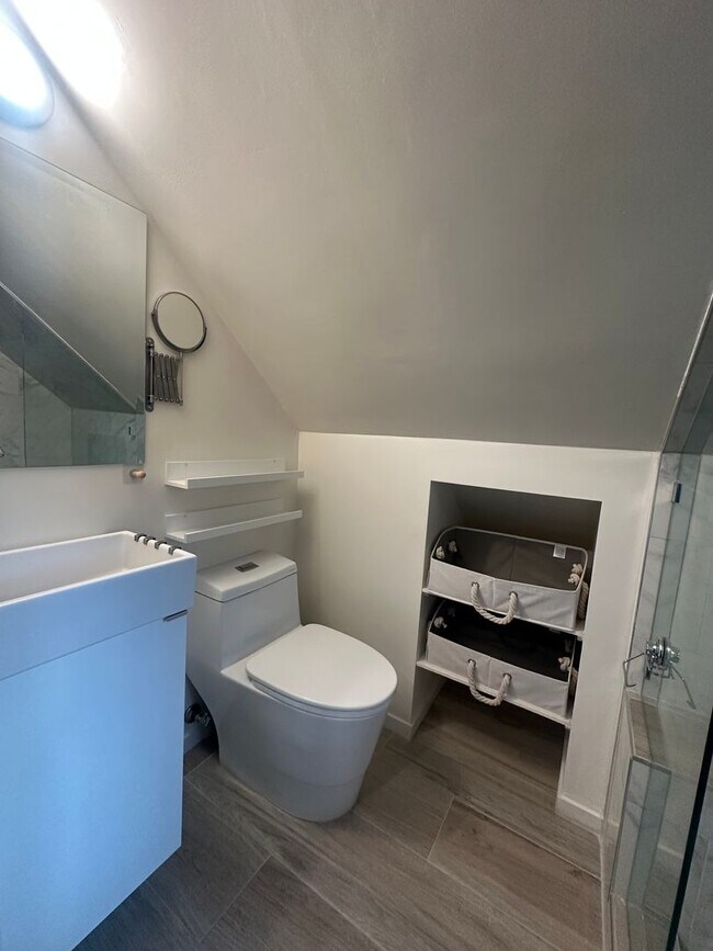 Building Photo - Quaint 3 Bedroom Home with Modern Upgrades- Pet Friendly!