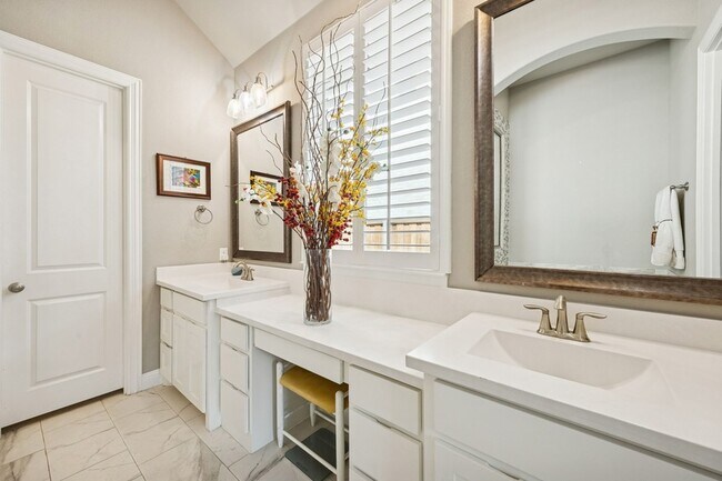 Building Photo - 950 Gentle Knoll Ln