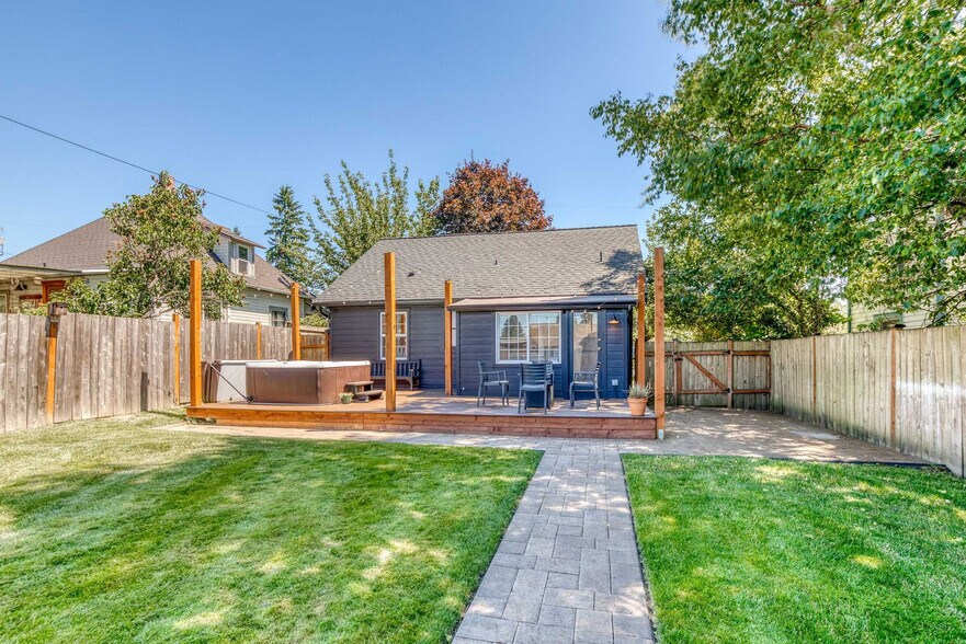 Building Photo - 214 Ave F