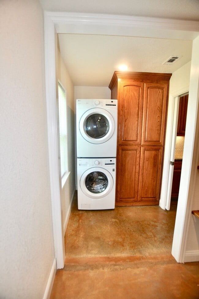 Building Photo - FOR LEASE! Enjoy Quiet Country Living in this Cute 2 BR - 1 BA Brick Home on 1 Acre in Millsap ISD.