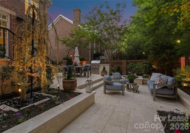 Building Photo - 1124 Dilworth Crescent Row