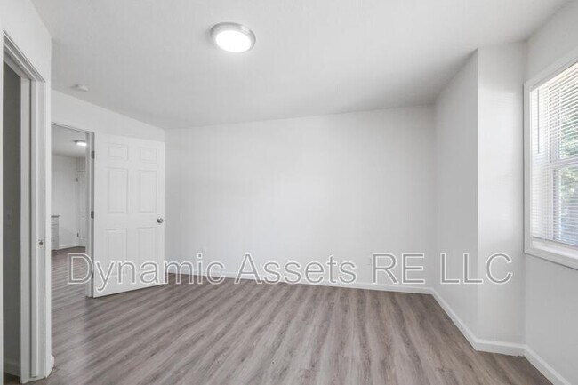 Building Photo - 208 E Park St