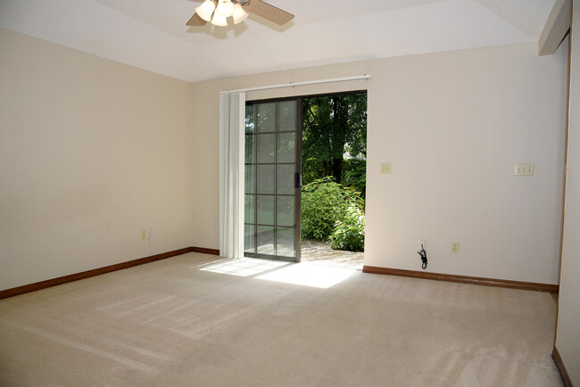 Building Photo - 1129 Troon Dr E