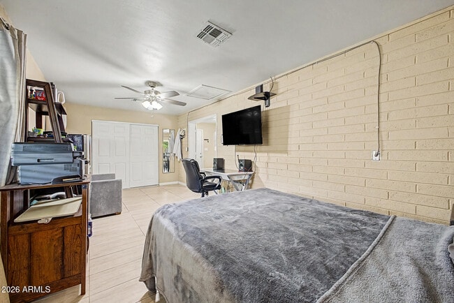 Building Photo - 515 E Vista Del Cerro Dr