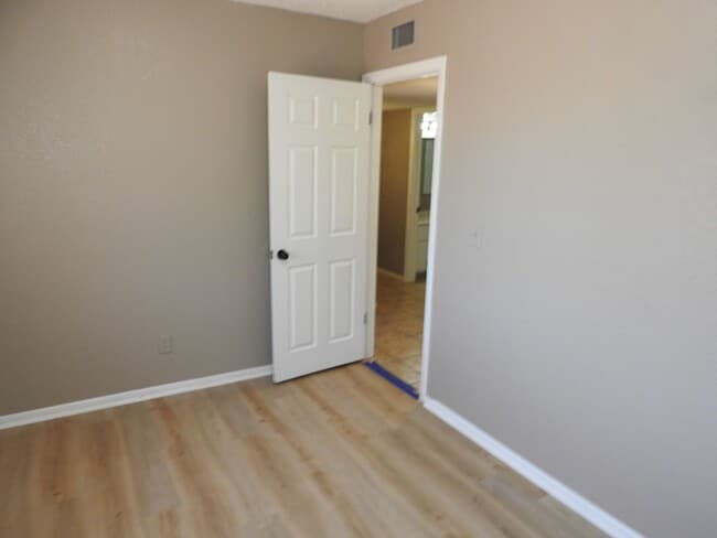 Building Photo - 4 Bedroom with large yard