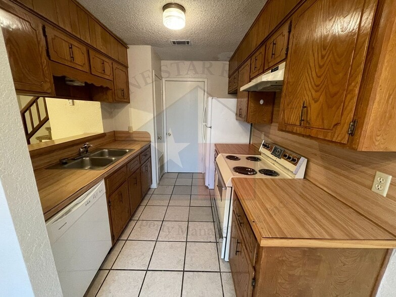 Building Photo - 3001 Lake Rd