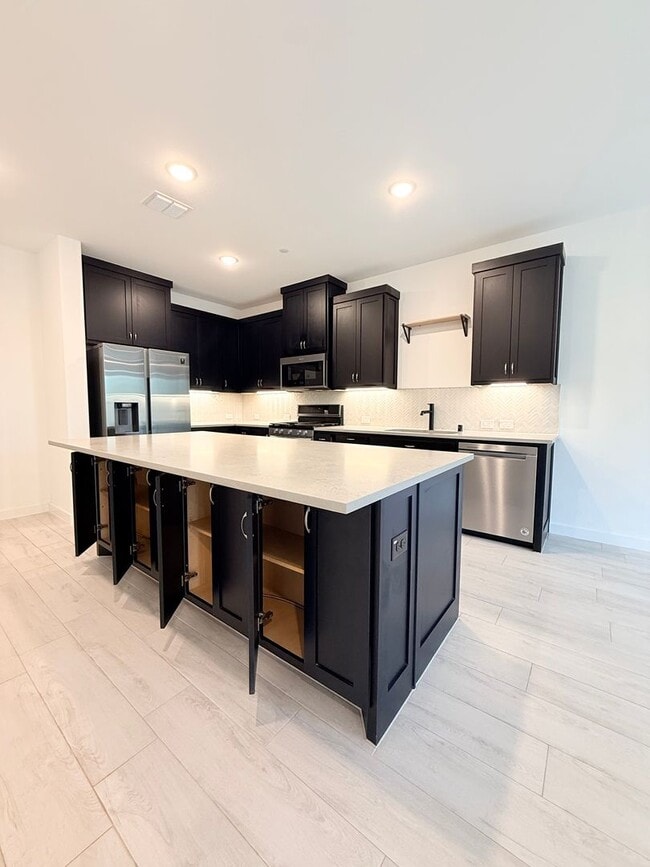 Building Photo - AVAILABLE NOW -Stunning 3-Bedroom Townhome Overlooking Greenbelt in Plano ISD 600 Collier Drive