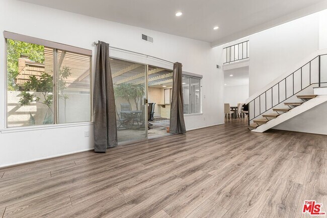 Building Photo - 10415 Larwin Ave