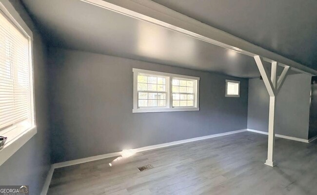 Building Photo - 505 Osborne St