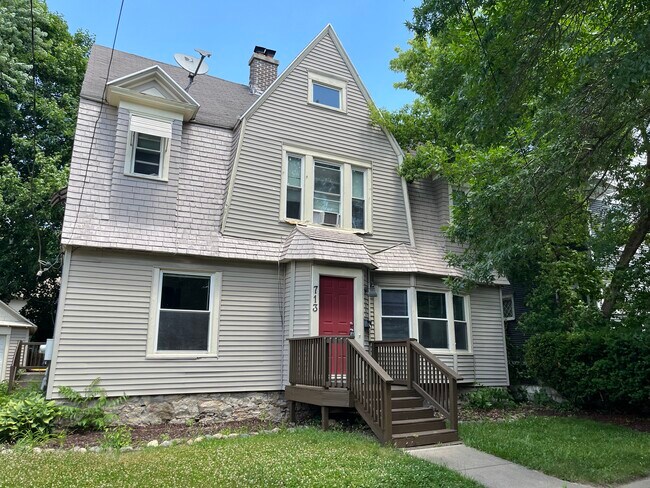 Primary Photo - 713 Lake Dr SE