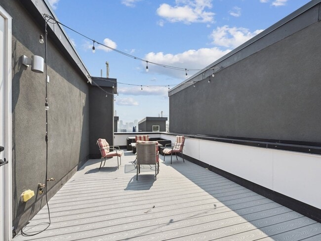 Building Photo - 3039 W 19th Ave